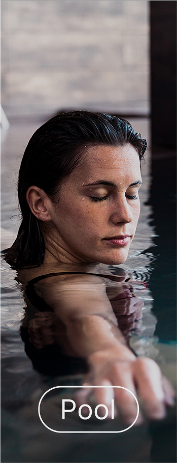 Ragazza si rilassa in piscina in centro SPA - Fusion Spa & Fitness a Rende (CS)